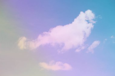 Güzel gökyüzü ve pastel tonlarda bulutlar. Grafik tasarımı veya duvar kağıdı için klasik tarzda yumuşak bir arkaplan. Romantik aşk kavramının renkli doğası.