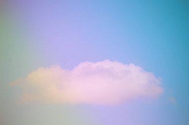 Güzel gökyüzü ve pastel tonlarda bulutlar. Grafik tasarımı veya duvar kağıdı için klasik tarzda yumuşak bir arkaplan. Romantik aşk kavramının renkli doğası.