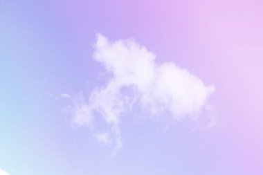 Gökyüzü ve bulutlar pastel tonlarda. Romantik aşk kavramında grafik tasarımı ya da duvar kağıdı için renkli doğal arkaplan