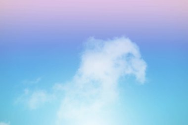 Gökyüzü ve bulutlar pastel tonlarda. Romantik aşk kavramında grafik tasarımı ya da duvar kağıdı için renkli doğal arkaplan