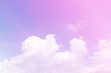 Gökyüzü ve bulutlar pastel tonlarda. Romantik aşk kavramında grafik tasarımı ya da duvar kağıdı için renkli doğal arkaplan