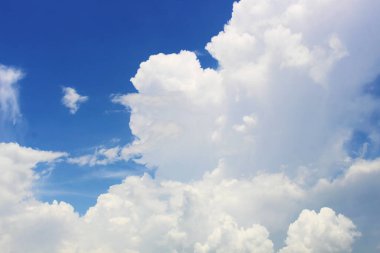 Parlak mavi gökyüzü ve grafik tasarım veya duvar kağıdı için bulutlu. Yazın doğal bir geçmişi var. Gün boyunca güneşin altında güzel bir açık hava..