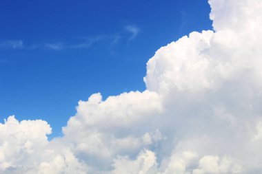 Parlak mavi gökyüzü ve grafik tasarım veya duvar kağıdı için bulutlu. Yazın doğal bir geçmişi var. Gün boyunca güneşin altında güzel bir açık hava..