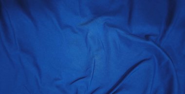 Grafik tasarımı ya da duvar kağıdı için koyu mavi kumaş. Şatafatlı kumaş desenli bulanık kumaş. Klasik tarzda pürüzsüz dalgalarla güzel soyut arkaplan.