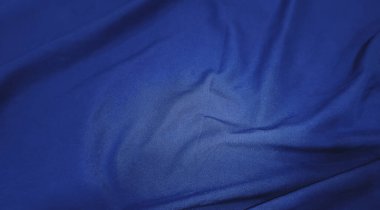 Grafik tasarımı ya da duvar kağıdı için koyu mavi kumaş. Şatafatlı kumaş desenli bulanık kumaş. Klasik tarzda pürüzsüz dalgalarla güzel soyut arkaplan.