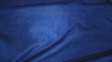 Grafik tasarımı ya da duvar kağıdı için koyu mavi kumaş. Şatafatlı kumaş desenli bulanık kumaş. Klasik tarzda pürüzsüz dalgalarla güzel soyut arkaplan.