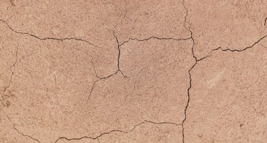 Zemin, kuraklık ve ölüm kavramına sahip arka plan veya grafik tasarımı için üst görünümde çatlaklar var..