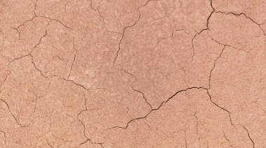 Zemin, kuraklık ve ölüm kavramına sahip arka plan veya grafik tasarımı için üst görünümde çatlaklar var..