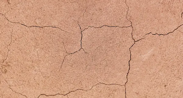 Zemin, kuraklık ve ölüm kavramına sahip arka plan veya grafik tasarımı için üst görünümde çatlaklar var..