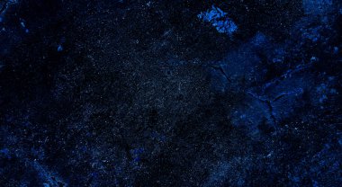 Grafik tasarımı veya duvar kağıdı için koyu sert beton duvar arka planı. Eski tarz, kirli, siyah ve mavi beton bir doku. Eski alçı zeminin gizemli ve korkunç bir yaşı var..