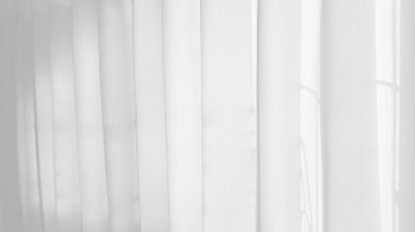 Grafik tasarımı veya duvar kağıdı için yumuşak beyaz perde arka planı. Tiyatro konseptinde klasik tarzda yumuşak dalgalarla lüks bir fon..