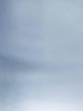 Grafik tasarımı veya duvar kağıdı için soyut tarzda güzel bir dokusu olan parlak gümüş metal bir arka plan. Alüminyum ya da paslanmaz çelik gibi metallerin yüzeyindeki yansıma lüks görünür..