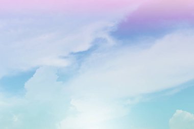Gökyüzü ve bulutlar pastel tonlarda. Romantik aşk kavramında grafik tasarımı ya da duvar kağıdı için renkli doğal arkaplan
