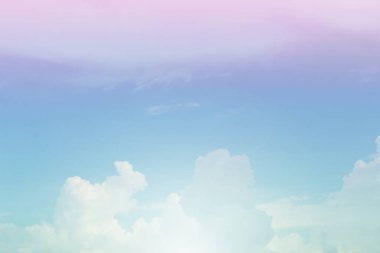 Gökyüzü ve bulutlar pastel tonlarda. Romantik aşk kavramında grafik tasarımı ya da duvar kağıdı için renkli doğal arkaplan