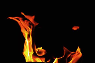 Grafik tasarımı ya da duvar kağıdı için yanan alevleri siyah arkaplanda kapat. Kırmızı ve sarı, ısı enerjisi gece boyunca yakıtı ateşliyor. Yemek pişirmek için kullanılan soyut ateş..