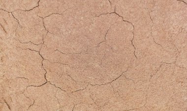 Zemin, kuraklık ve ölüm kavramına sahip arka plan veya grafik tasarımı için üst görünümde çatlaklar var..