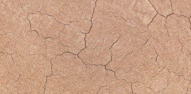 Zemin, kuraklık ve ölüm kavramına sahip arka plan veya grafik tasarımı için üst görünümde çatlaklar var..