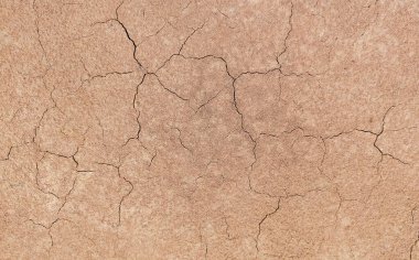 Zemin, kuraklık ve ölüm kavramına sahip arka plan veya grafik tasarımı için üst görünümde çatlaklar var..