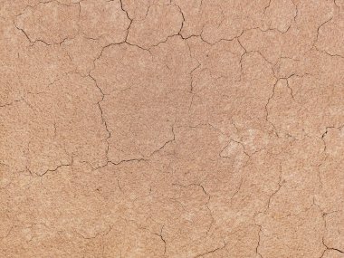 Zemin, kuraklık ve ölüm kavramına sahip arka plan veya grafik tasarımı için üst görünümde çatlaklar var..
