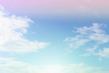 Gökyüzü ve bulutlar pastel tonlarda. Romantik aşk kavramında grafik tasarımı ya da duvar kağıdı için renkli doğal arkaplan