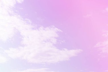 Gökyüzü ve bulutlar pastel tonlarda. Romantik aşk kavramında grafik tasarımı ya da duvar kağıdı için renkli doğal arkaplan