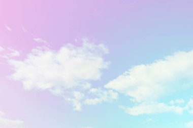 Güzel gökyüzü ve pastel tonlarda bulutlar. Grafik tasarımı veya duvar kağıdı için klasik tarzda yumuşak bir arkaplan. Romantik aşk kavramının renkli doğası.