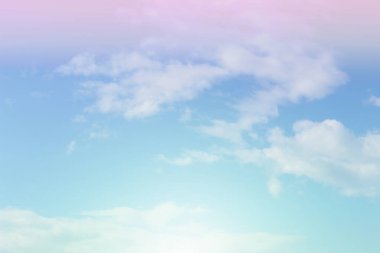 Gökyüzü ve bulutlar pastel tonlarda. Romantik aşk kavramında grafik tasarımı ya da duvar kağıdı için renkli doğal arkaplan