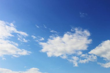 Parlak mavi gökyüzü ve grafik tasarım veya duvar kağıdı için bulutlu. Yazın doğal bir geçmişi var. Gün boyunca güneşin altında güzel bir açık hava..