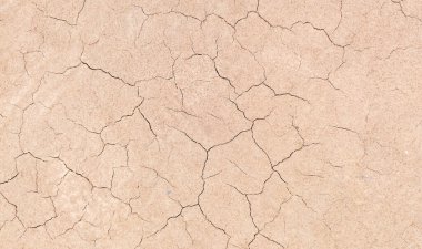 Zemin, kuraklık ve ölüm kavramına sahip arka plan veya grafik tasarımı için üst görünümde çatlaklar var..