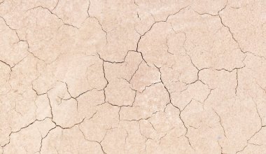Zemin, kuraklık ve ölüm kavramına sahip arka plan veya grafik tasarımı için üst görünümde çatlaklar var..