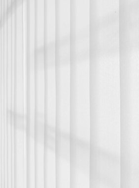 Grafik tasarımı veya duvar kağıdı için yumuşak beyaz perde arka planı. Tiyatro konseptinde klasik tarzda yumuşak dalgalarla lüks bir fon..