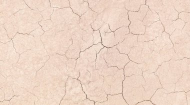 Zemin, kuraklık ve ölüm kavramına sahip arka plan veya grafik tasarımı için üst görünümde çatlaklar var..