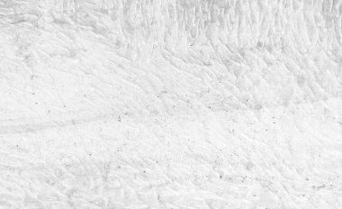 Grafik tasarımı ya da duvar kağıdı için klasik tarzda pürüzlü beyaz duvar arkaplanı. Geçmişe dönük yumuşak doğa düzeni. İnşaat veya dış dekorasyondaki gri soyut doku detayı.