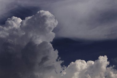 Karanlık gökyüzü mor, mavi ve pembe renklerden oluşuyordu. Grafik tasarımı veya duvar kağıdı için. Doğaüstü gizem kavramında puslu fırtına arka planı. 