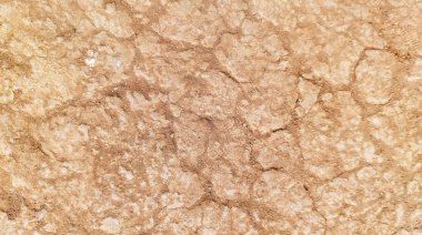 Zemin, kuraklık ve ölüm kavramına sahip arka plan veya grafik tasarımı için üst görünümde çatlaklar var..