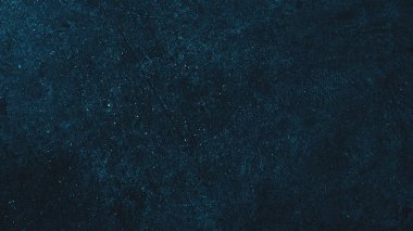 Grafik tasarımı veya duvar kağıdı için koyu sert beton duvar arka planı. Eski tarz, kirli, siyah ve mavi beton bir doku. Eski alçı zeminin gizemli ve korkunç bir yaşı var..