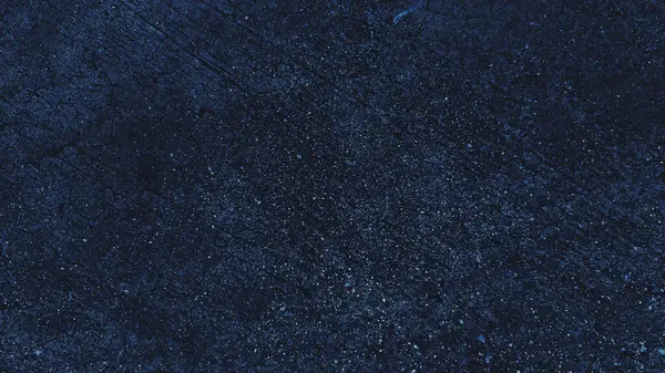 Grafik tasarımı veya duvar kağıdı için koyu sert beton duvar arka planı. Eski tarz, kirli, siyah ve mavi beton bir doku. Eski alçı zeminin gizemli ve korkunç bir yaşı var..