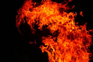 Grafik tasarımı ya da duvar kağıdı için yanan alevleri siyah arkaplanda kapat. Kırmızı ve sarı, ısı enerjisi gece boyunca yakıtı ateşliyor. Yemek pişirmek için kullanılan soyut ateş..