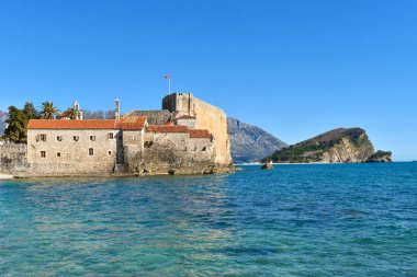 Güzel sahil ve Karadağ 'ın eski Budva kenti. Adriyatik deniz suyu, mavi gökyüzü.