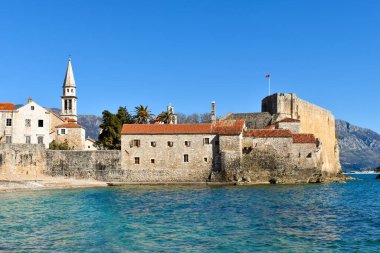 Güzel sahil ve Karadağ 'ın eski Budva kenti. Adriyatik deniz suyu, mavi gökyüzü.