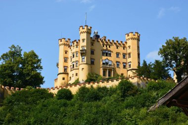 HOHENSCHWANGAU Şatosu, Güney Almanya 08.21.2021: Alplerin kuzey kıyısındaki HOHENSCHWANGAU Şatosu