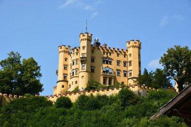 HOHENSCHWANGAU Şatosu, Güney Almanya 08.21.2021: Alplerin kuzey kıyısındaki HOHENSCHWANGAU Şatosu