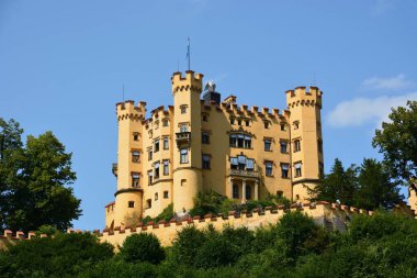 HOHENSCHWANGAU Şatosu, Güney Almanya 08.21.2021: Alplerin kuzey kıyısındaki HOHENSCHWANGAU Şatosu