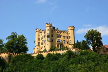 HOHENSCHWANGAU Şatosu, Güney Almanya 08.21.2021: Alplerin kuzey kıyısındaki HOHENSCHWANGAU Şatosu