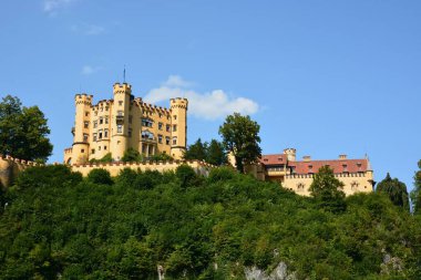 HOHENSCHWANGAU Şatosu, Güney Almanya 08.21.2021: Alplerin kuzey kıyısındaki HOHENSCHWANGAU Şatosu