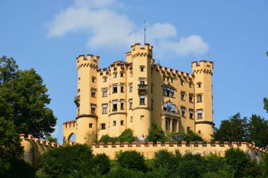HOHENSCHWANGAU Şatosu, Güney Almanya 08.21.2021: Alplerin kuzey kıyısındaki HOHENSCHWANGAU Şatosu