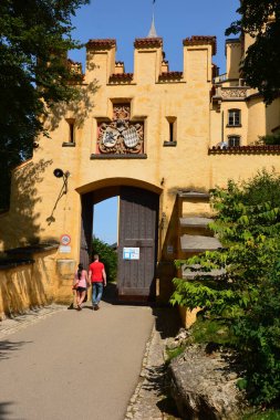 HOHENSCHWANGAU Şatosu, Güney Almanya 08.21.2021: Alplerin kuzey kıyısındaki HOHENSCHWANGAU Şatosu