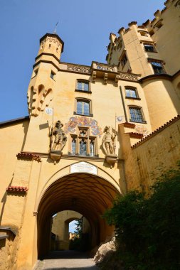 HOHENSCHWANGAU Şatosu, Güney Almanya 08.21.2021: Alplerin kuzey kıyısındaki HOHENSCHWANGAU Şatosu