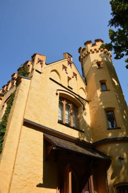 HOHENSCHWANGAU Şatosu, Güney Almanya 08.21.2021: Alplerin kuzey kıyısındaki HOHENSCHWANGAU Şatosu