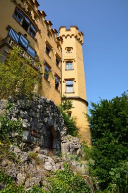 HOHENSCHWANGAU Şatosu, Güney Almanya 08.21.2021: Alplerin kuzey kıyısındaki HOHENSCHWANGAU Şatosu